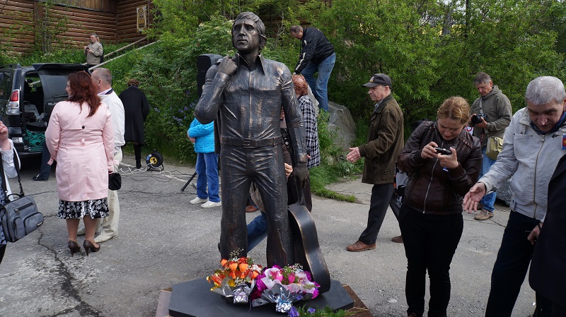 Высоцкий в бронзе. Магаданская версия., Фото с места события собственное