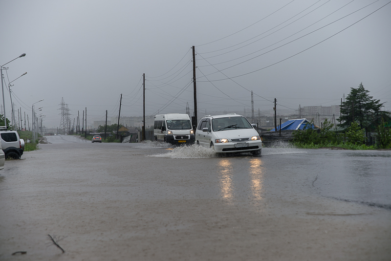 Вода переливается через дорогу, Фото с места события собственное