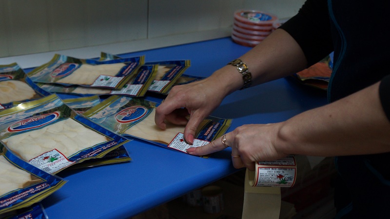 На упаковки с готовой продукцией необходимо наклеить специальный ярлык со штрих-кодом, названием и весом товара, Фото с места события собственное