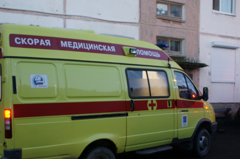 Спасенного из охваченной огнем квартиры мужчину доставили в Магаданскую областную больницу, Фото с места события из других источников