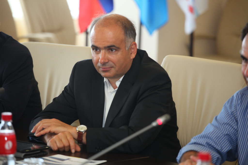 Михаил Мягков, Фото с места события собственное