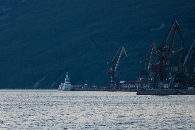 Судно стоит у причала в Магаданском морском торговом порту, Фото с места события собственное
