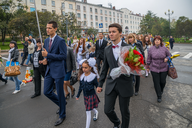 Одиннадцатиклассники прошли по городу вместе с первоклашками, Фото с места события собственное