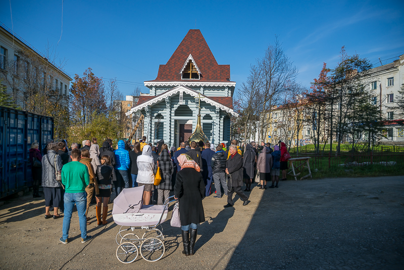 На освящение пришли несколько десятков студентов и преподавателей университета, Фото с места события собственное