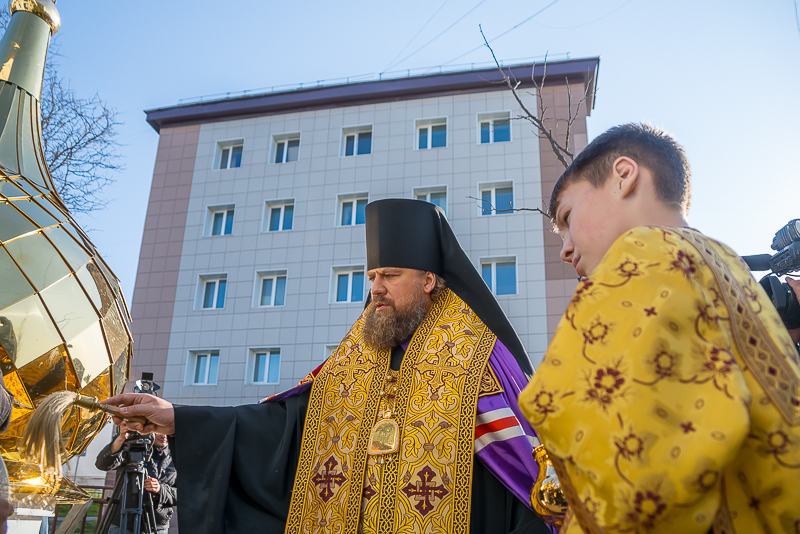 Чин освящения проводит Владыка Иоанн, Фото с места события собственное