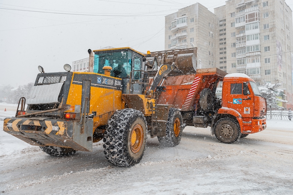 В Магадане продолжается расчистка улично-дорожной сети Источник
