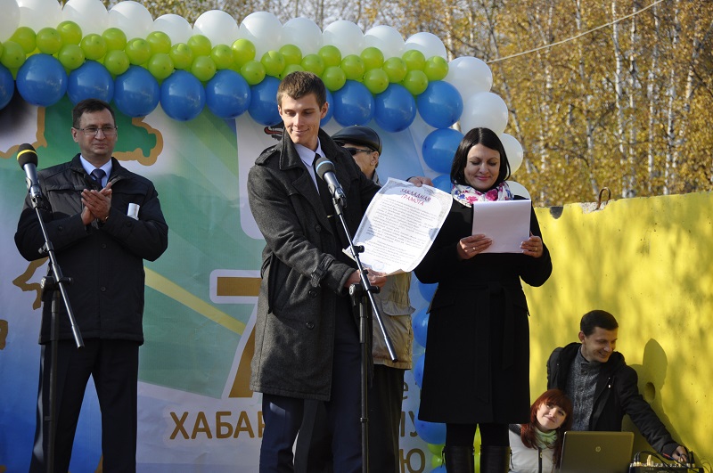 Представители администраций Хабаровского края, города Комсомольска-на-Амуре, Комсомольского нефтеперерабатывающего завода и общественности приняли участие в торжественной церемонии закладки памятной капсулы в основание нового жилого комплекса, Фото с места события из других источников