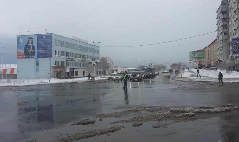 Движение в городе регулируют полицейские из-за неработы светафоров, Фото с места события собственное