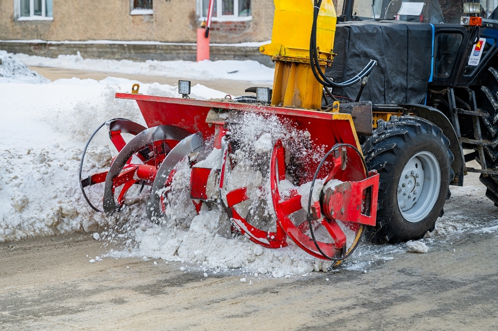 В Магадане продолжается расчистка от снега участков улично-дорожной сети Источник