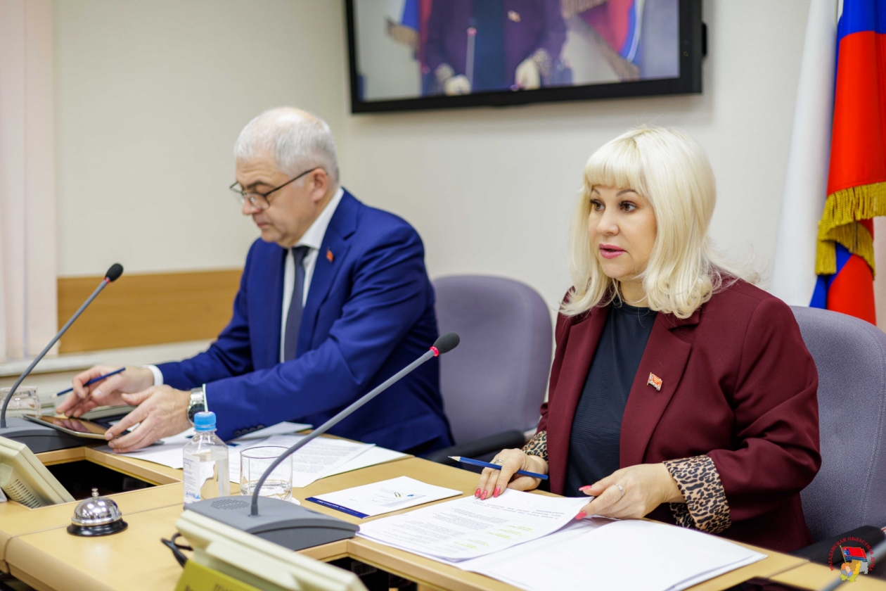 Комитет по госстроительству и местному самоуправлению готовится к заседанию Источник