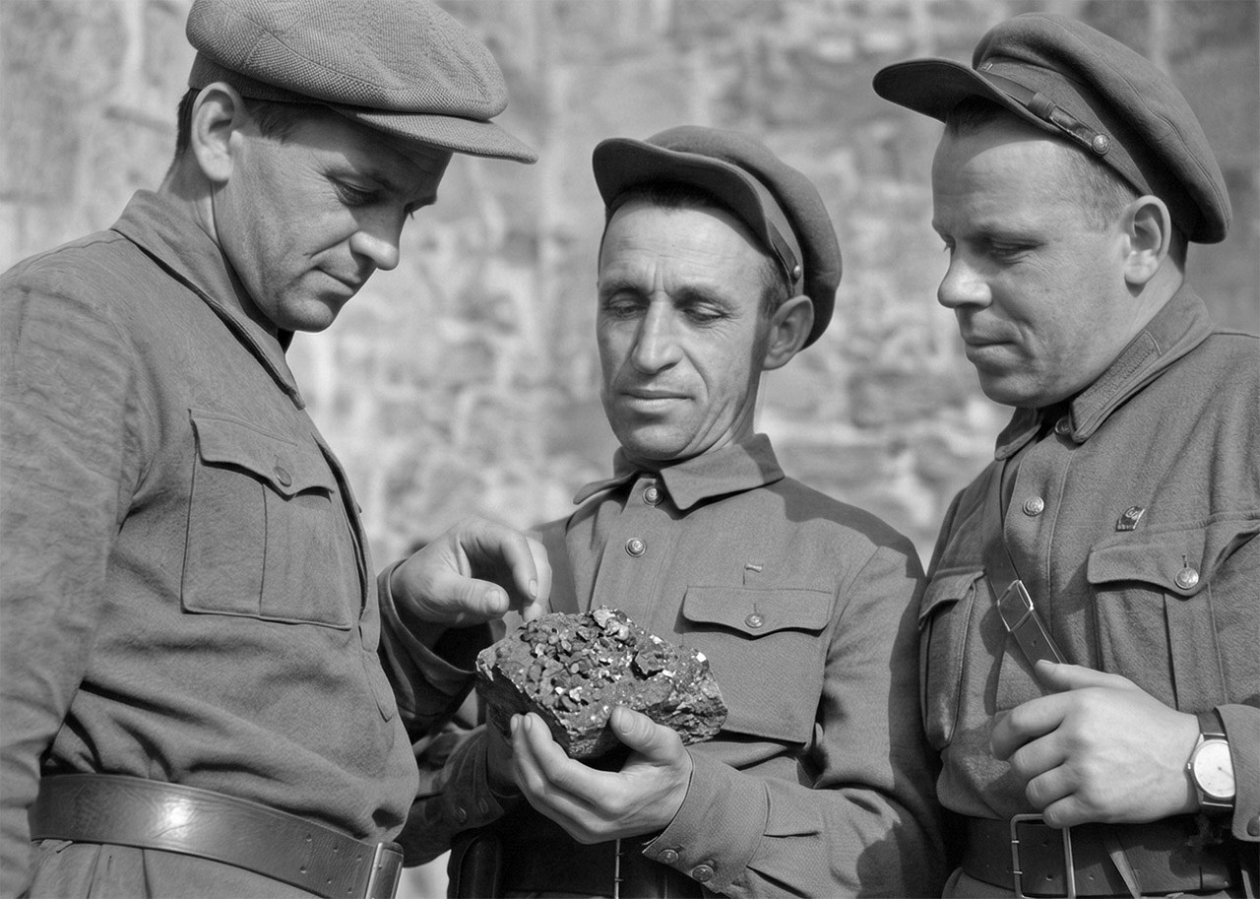 На снимке пом. зав. горными работами В.В. Николаев, главный инженер рудника И.П. Мохов и зав. горными работами В.И. Макурин. 1941 год