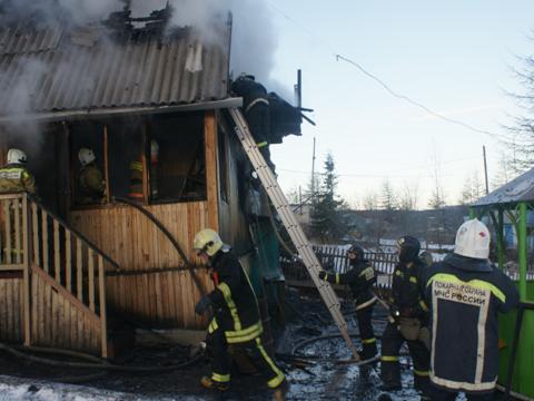 Магаданские пожарные ликвидировали возгорание частной дачи, Фото с места события из других источников