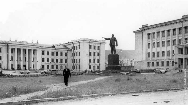Первый памятник Ленину на центральной площади Магадана у здания СВЗ, Фото с места события из других источников