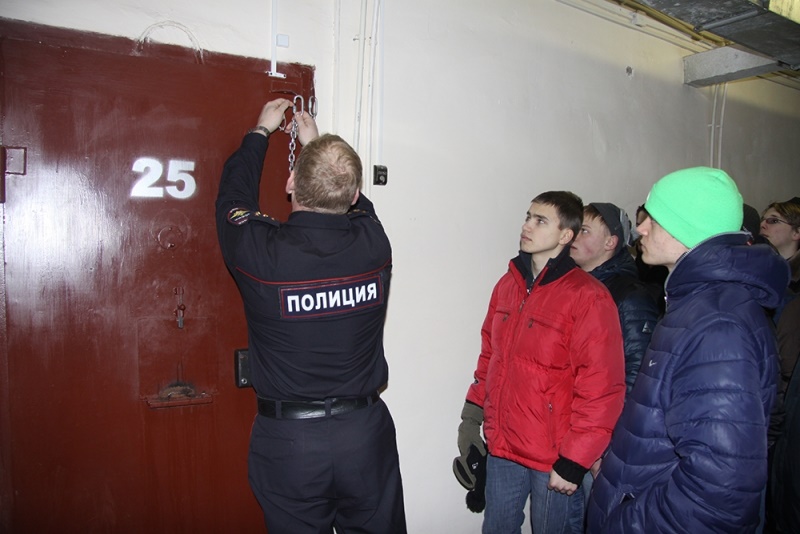В рамках проводимой региональными полицейскими акции учащиеся узнали о спецприемнике для з, Фото с места события из других источников