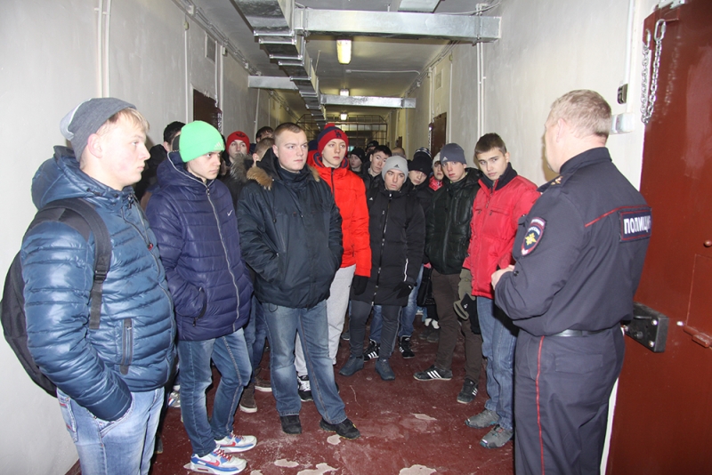 На экскурсии за решеткой побывали магаданские студенты, Фото с места события из других источников