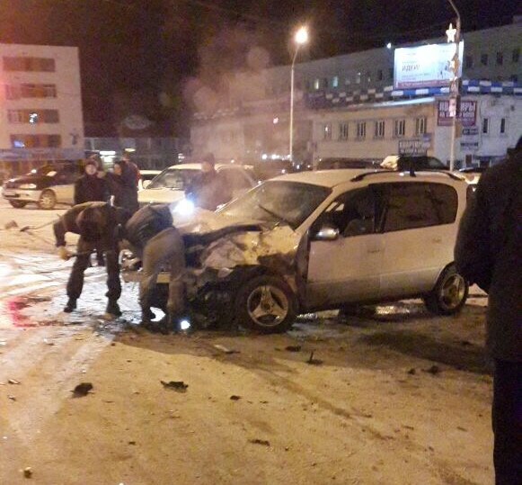 Сразу четыре автомобиля пострадали в ДТП, которое произошло минувшей ночью возле автовокзала в Магадане, Фото с места события из других источников