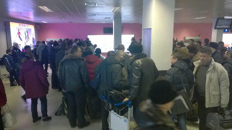 Для людей готовят три гостиницы: при аэропорте разместят женщин и детей, остальных поселят в соседний отель и еще один в городе, Фото с места события собственное
