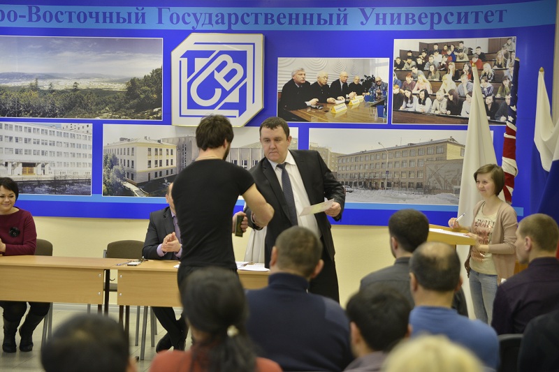 Сертификаты вручил начальник отдела по организации тестирования РУДН Антон Яковлев, Фото с места события собственное