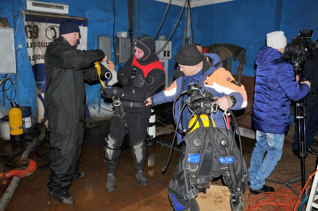 Для расчистки шахты магаданского водохранилища привлекли водолазов, Фото с места события из других источников