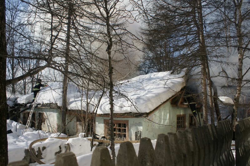 В деревянном здании бывшего охотско-колымского краеведческого музея случился пожар, Фото с места события из других источников