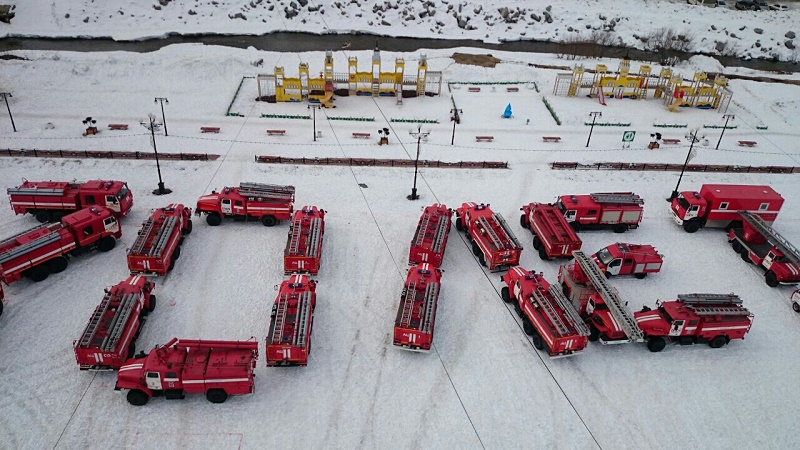 Более 170-ти сотрудников чрезвычайного ведомства региона "выложили собой" поздравление к 9 мая, Фото с места события из других источников