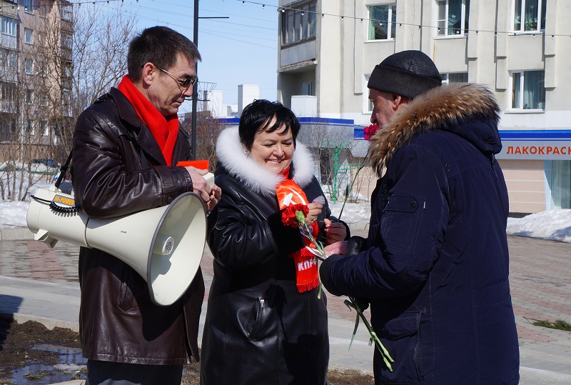 В завершении митинга Александр Шишкин вручил активным коммунистам юбилейные памятные медали "70 лет Великой Победы", Фото с места события собственное