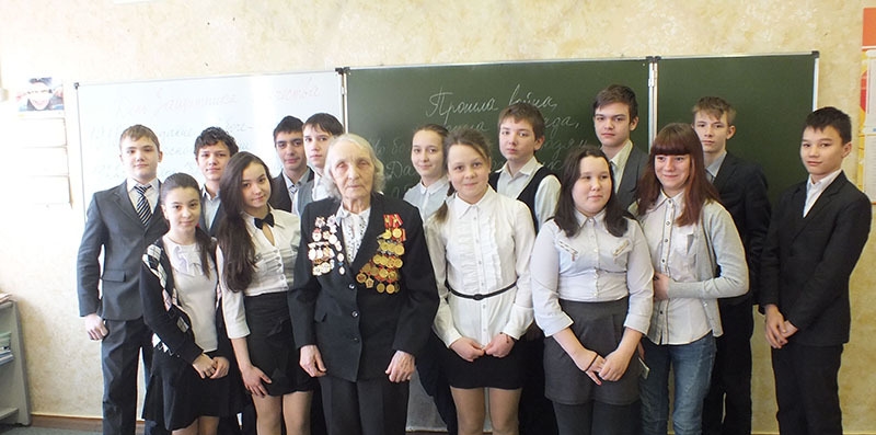Александра Васильевна Сафронова со школьниками