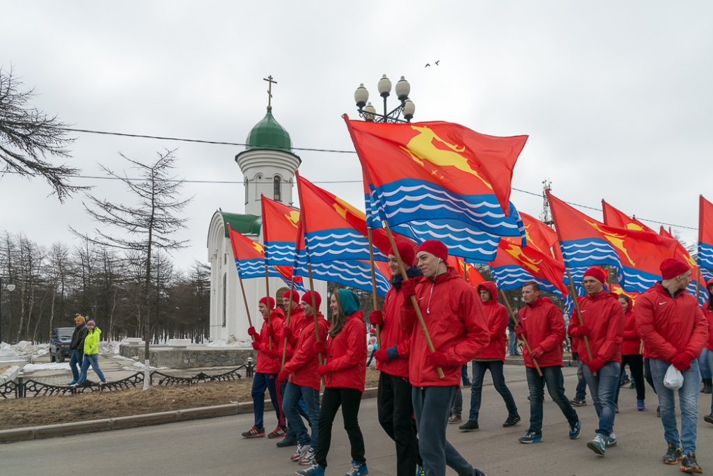 Знаменоносцы открывали праздничное шествие, Фото с места события собственное
