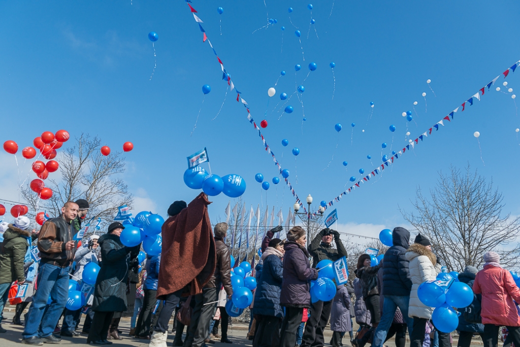 Проходя мимо трибун магаданцы выпускали шарики в небо, Фото с места события собственное