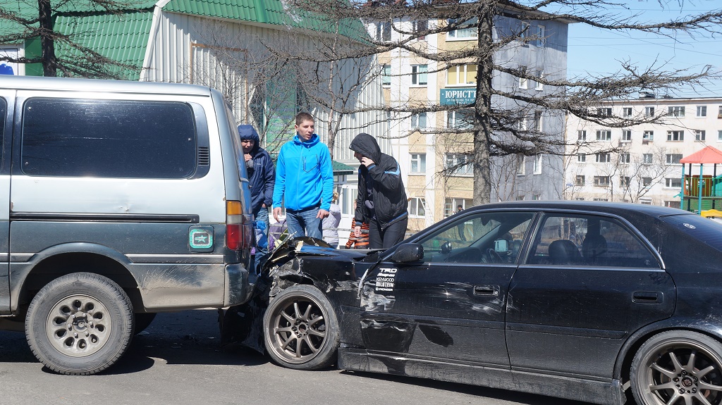 Сегодня днем на улица Гагарина в Магадане столкнулись три иномарки