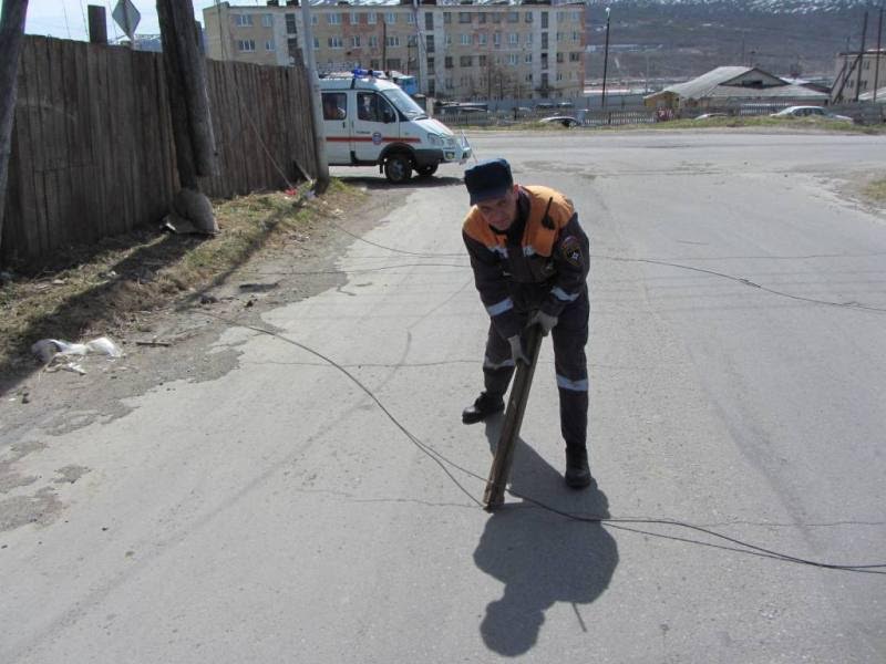 Спасатели убрали провода с дороги с помощью деревянных брусков