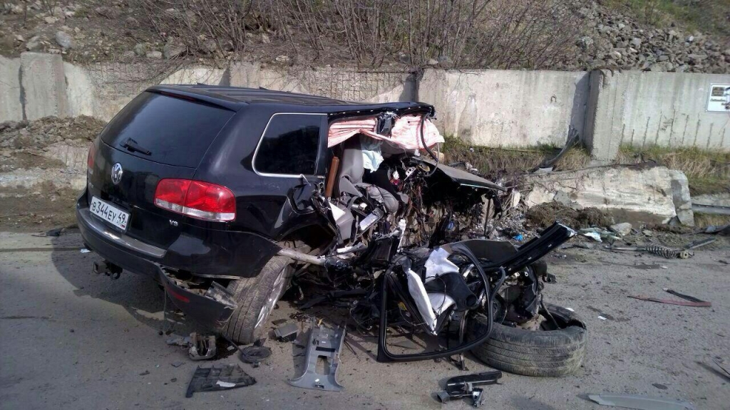 Два человека серьезно пострадали в аварии Volkswagen Touareg в Магадане	