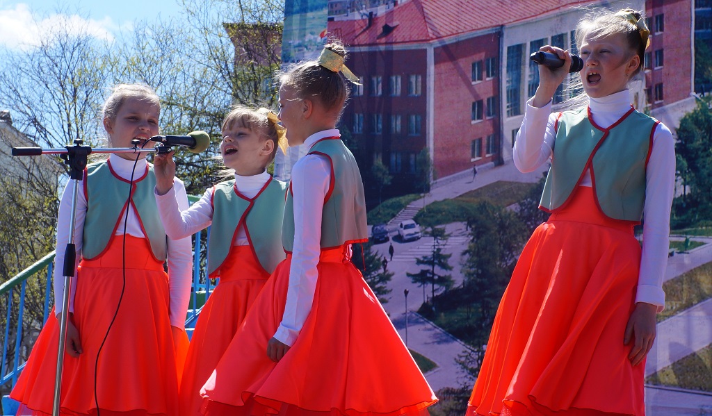 Одновременно гулянья прошли и в городском парке