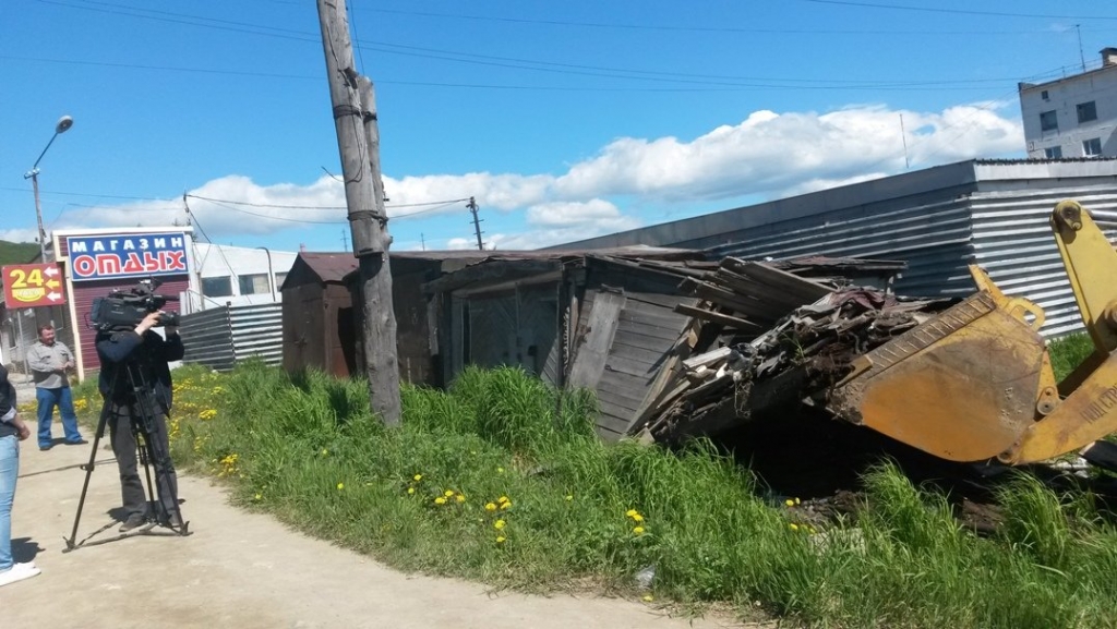 Одна из конструкций в процессе эвакуации развалилась и ее вывезли на свалку