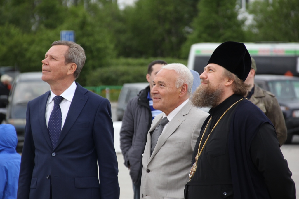 Присутствовали губернатор области, мэр Магадана и епископ Магаданский и Синегорский Иоанн