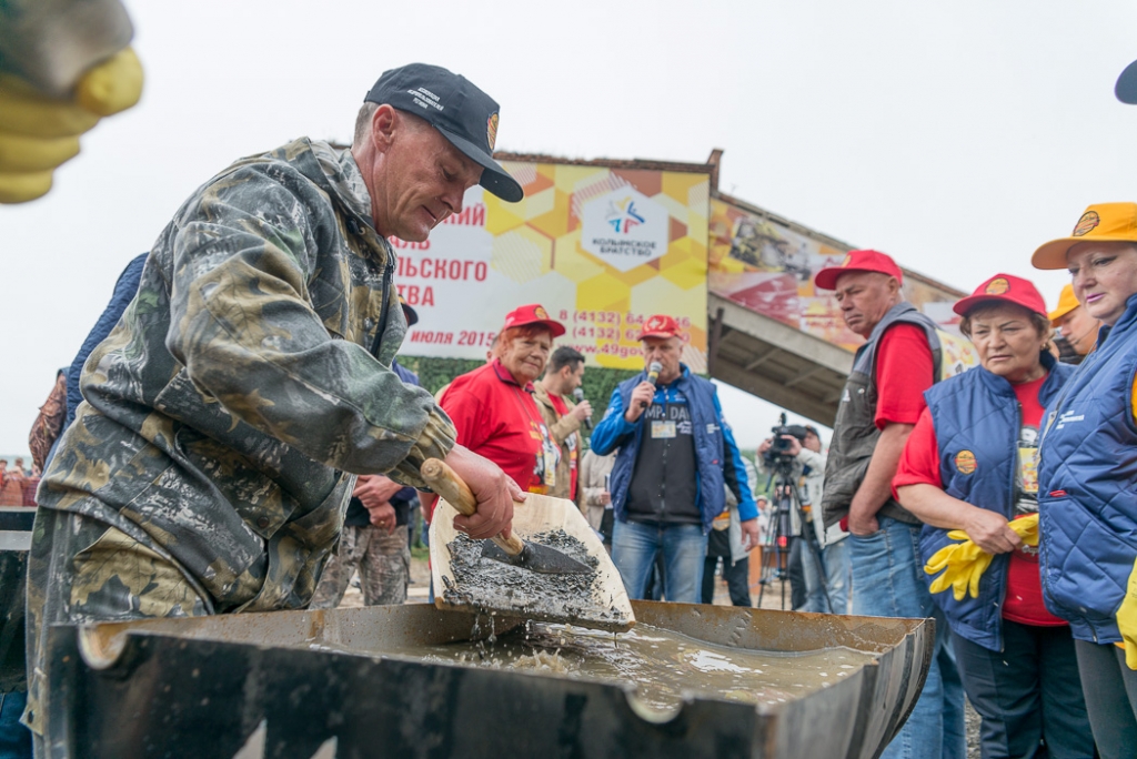 Технологию промывки показал заслуженный геолог России Александр Парфиненко