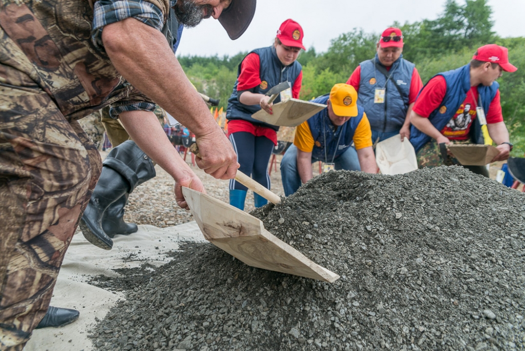 Участники соревнований набирарают грунт в лотки