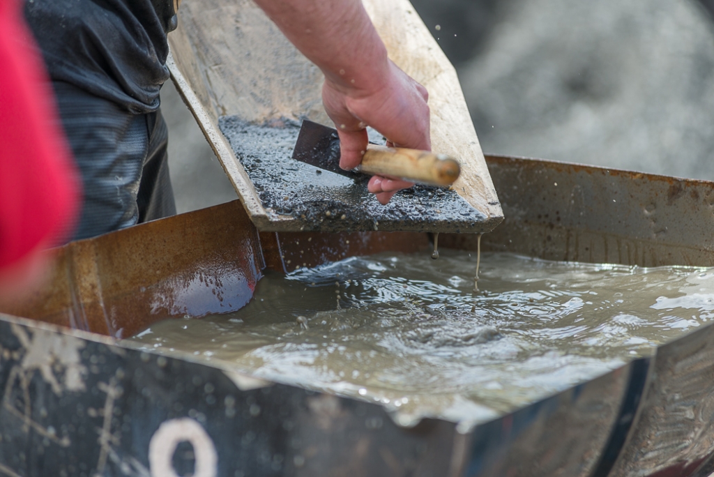 Используя "первобытные" технологии необходимо было намыть золото