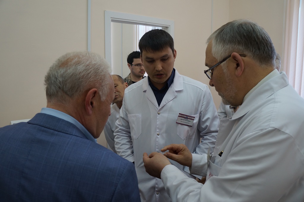 Возле аппарата по окраске стекол