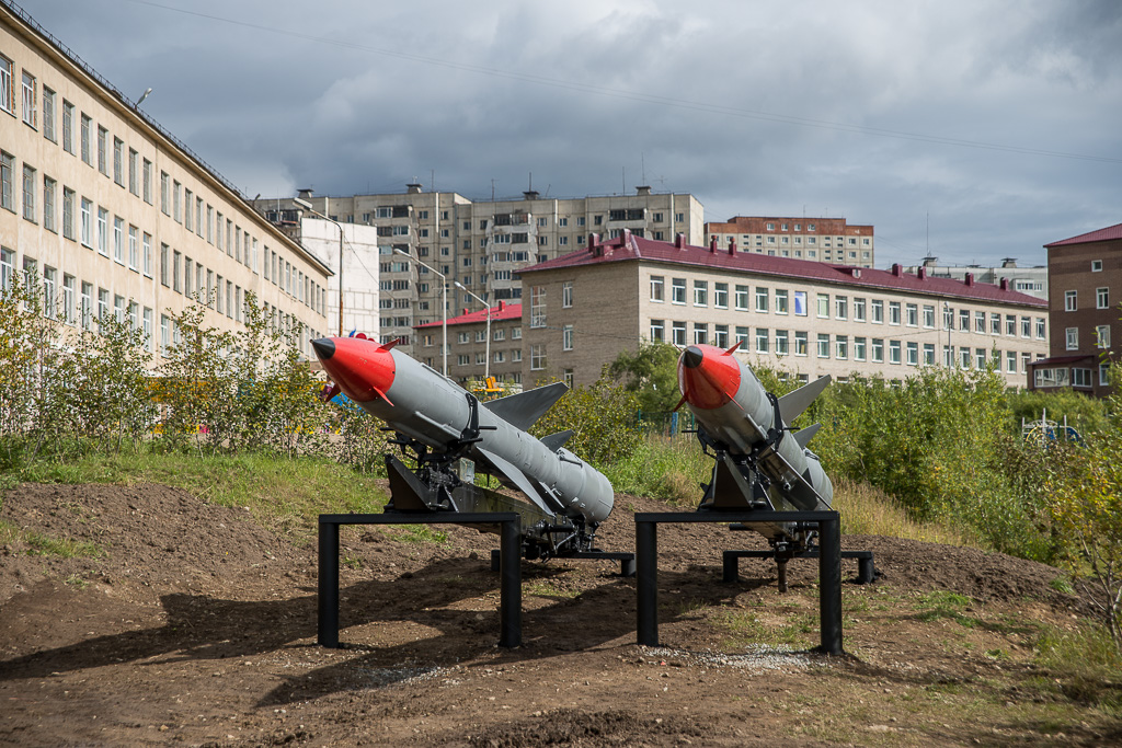 Военную технику выставили под открытым небом в Магадане