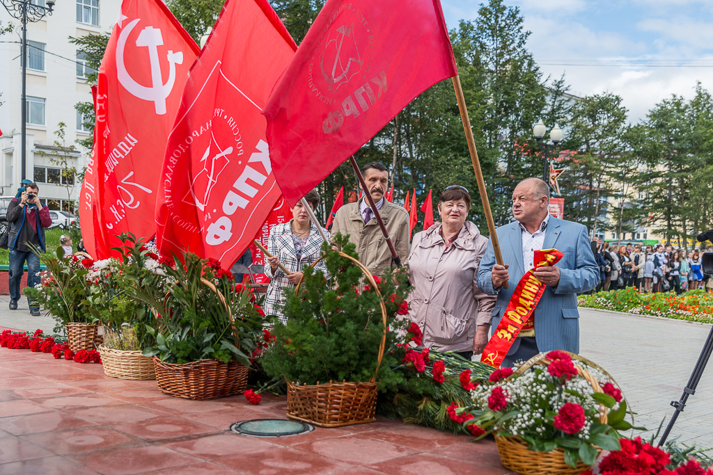 Митинг завершился минутой молчания и возложением цветов к монументу