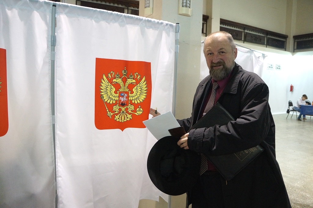Руководитель фракции КПРФ в региональном парламенте Сергей Иваницкий посетил избирательный участок № 1