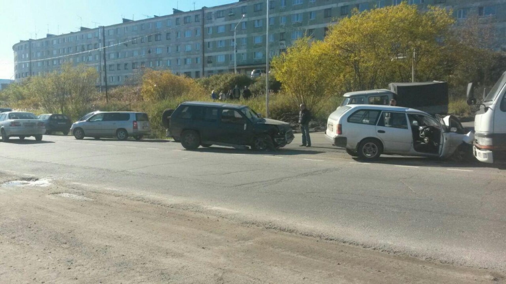 Nissan Terrano при выезде из города и заезде в микрорайон Пионерный не пропустил автомобиль Toyota Corolla
