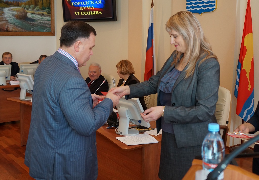 Вручение удостоверения Валерию Михайлову