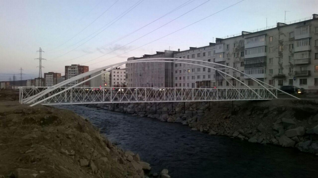 Новый пешеходный мост появился в Магадане