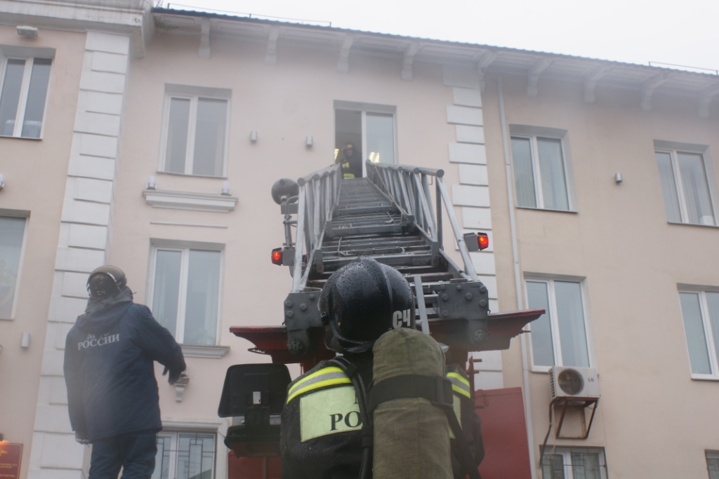 Пожарно-тактические учения МЧС прошли в Магадане