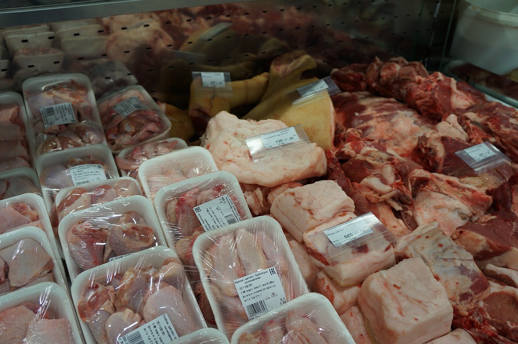 Мегамаг предлагает магаданцам охлажденное парное мясо кур и свинину