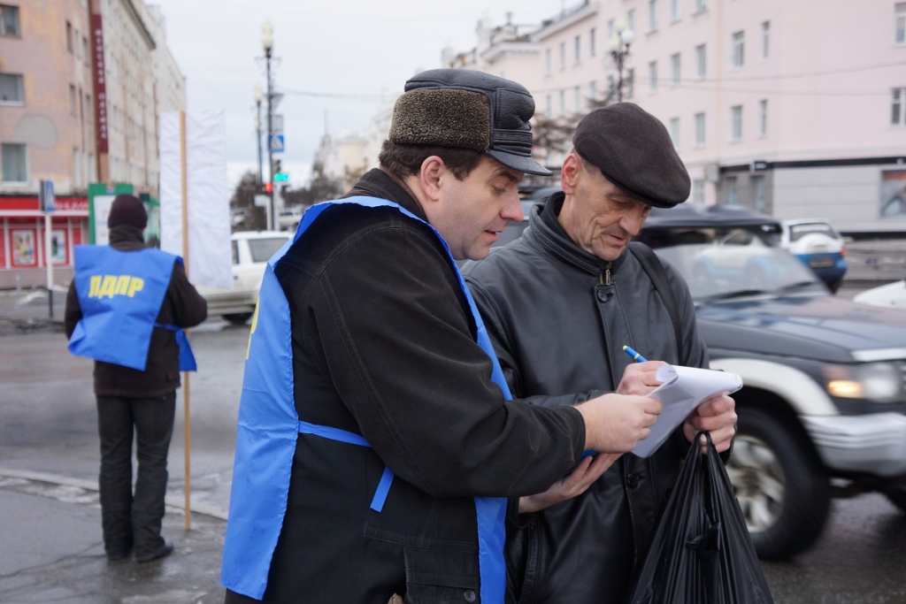 В течение часа свои подписи под обращением к губернатору от имени регионального отделения ЛДПР и жителей Магаданской области поставили сотни человек
