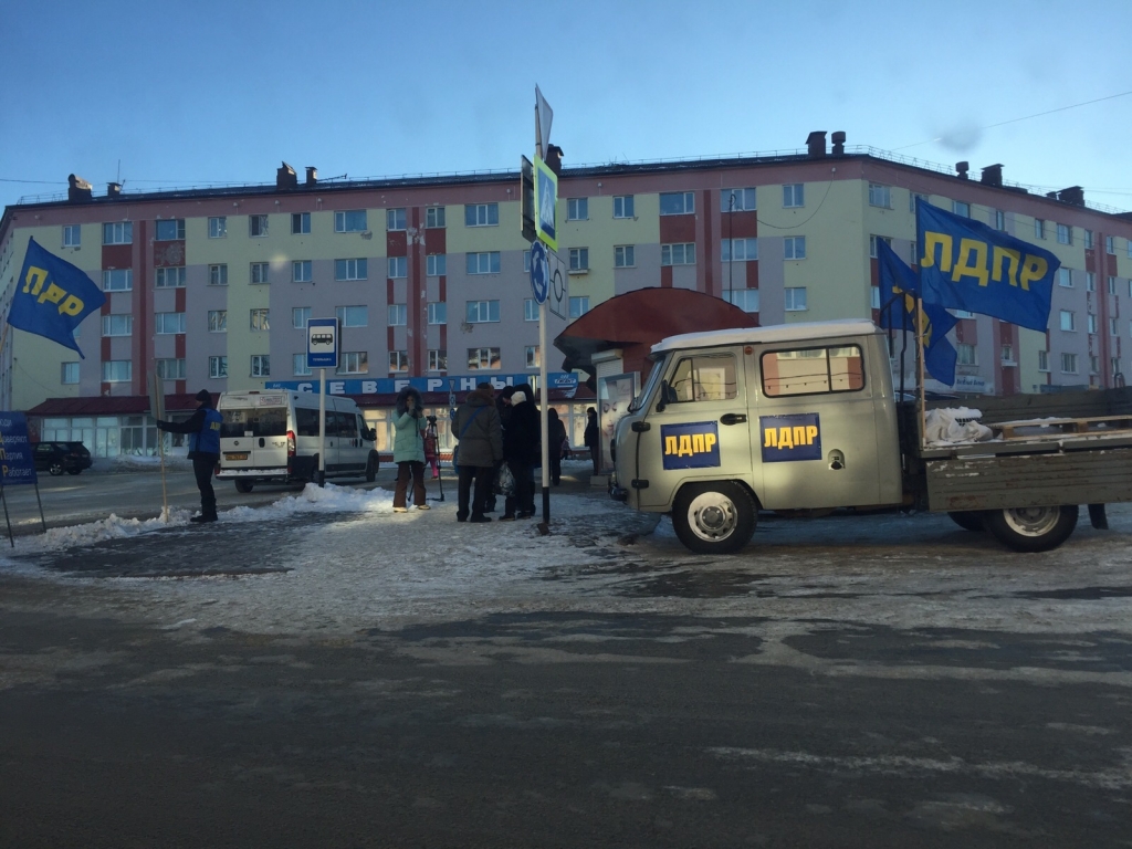 Протестующие против необоснованного повышения цен на топливо горожане собрались на Комсомольской площади