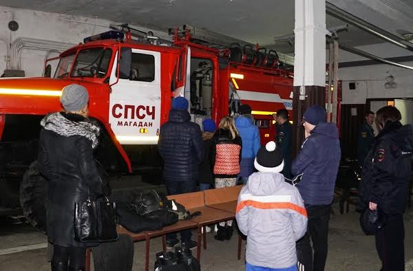 Трудных колымских подростков сводили на экскурсию в пожарную часть